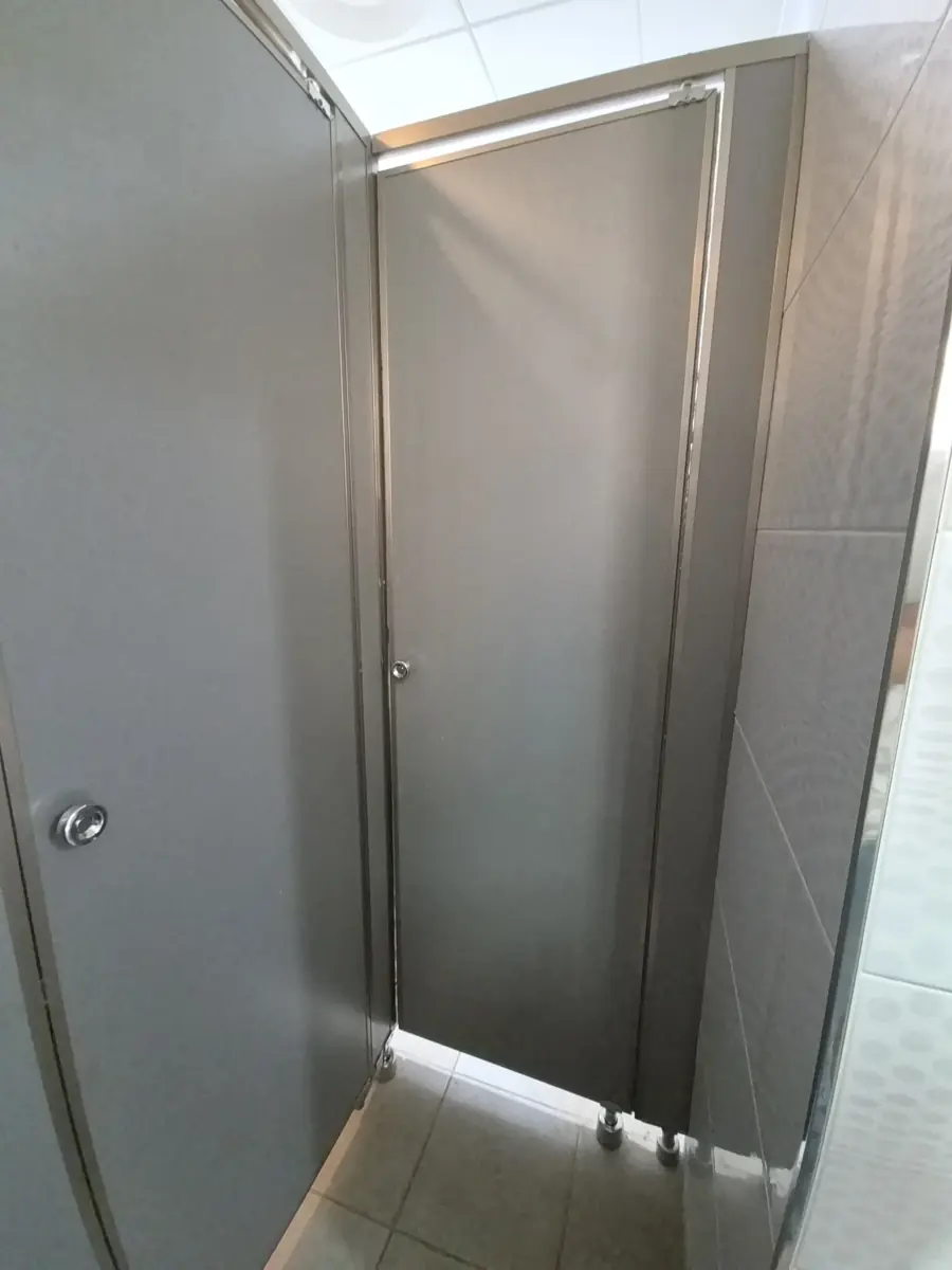 화장실칸막이떨어진문수리 빌딩화장실 떨어진 문짝 재시공