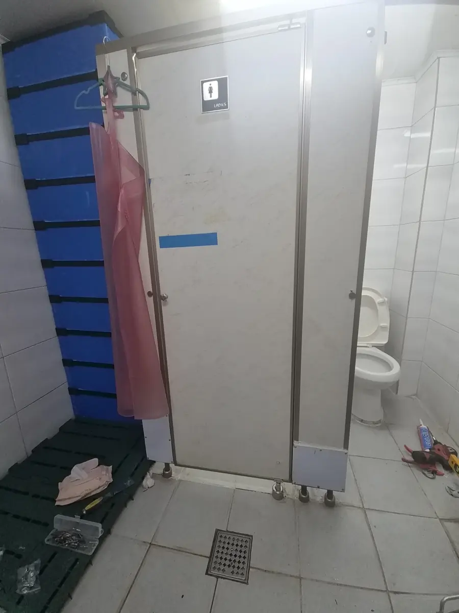 상가화장실칸막이 상가빌딩화장실 떨어진 문 수리