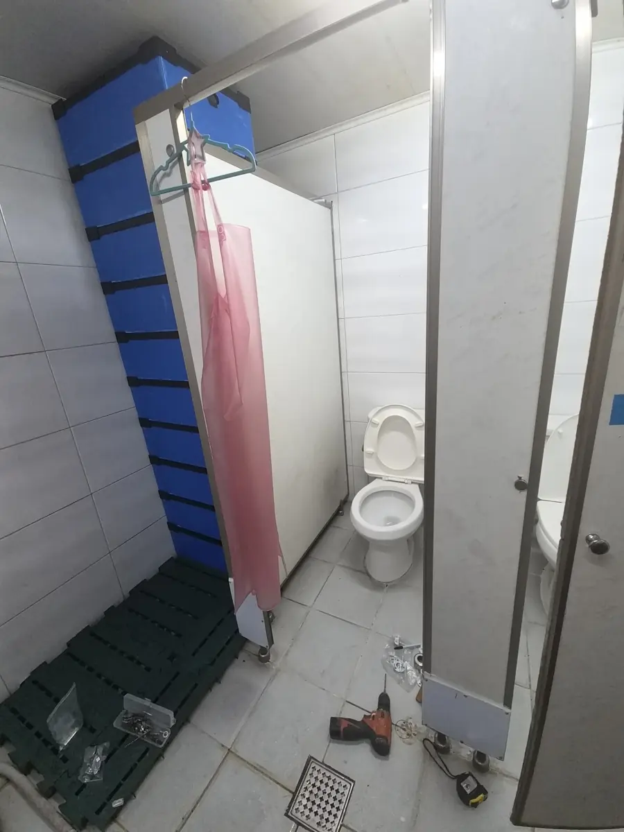 상가화장실칸막이상담에 필요한 칸막이 문 개방 사진 예시