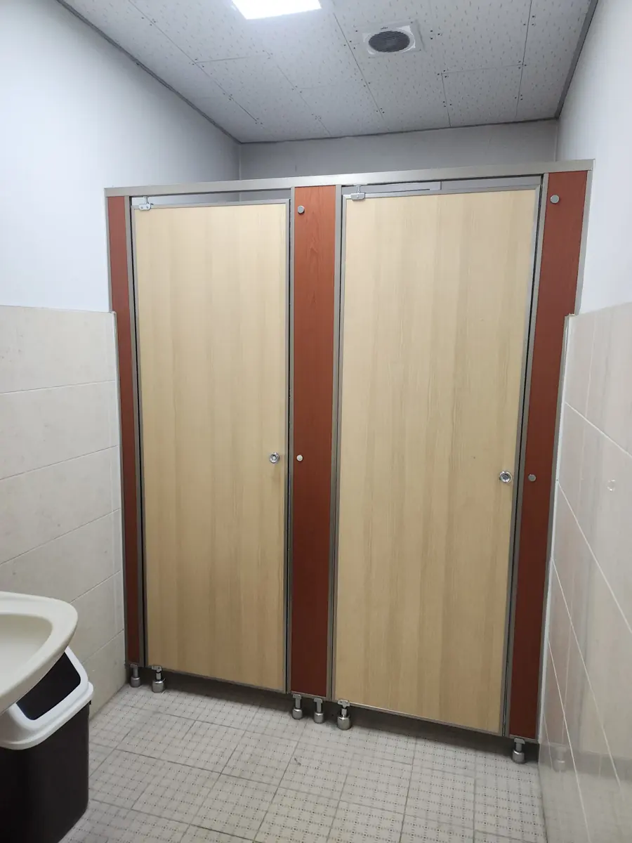 상가화장실칸막이 수리와 교체를 마친 2칸 칸막이 완성 모습