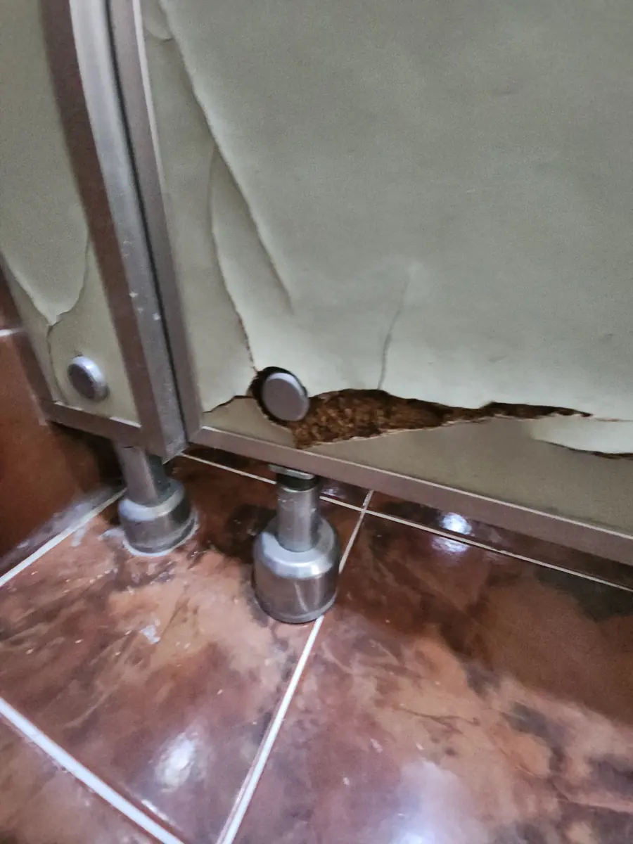 하단 판넬이 뜯어진 화장실칸막이수리 대상 부위