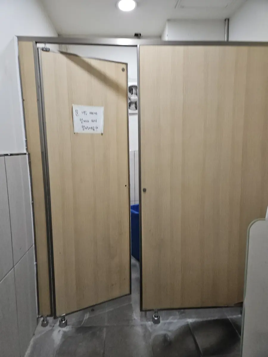 화장실칸막이깨진판교체 상가화장실 깨진판 교체