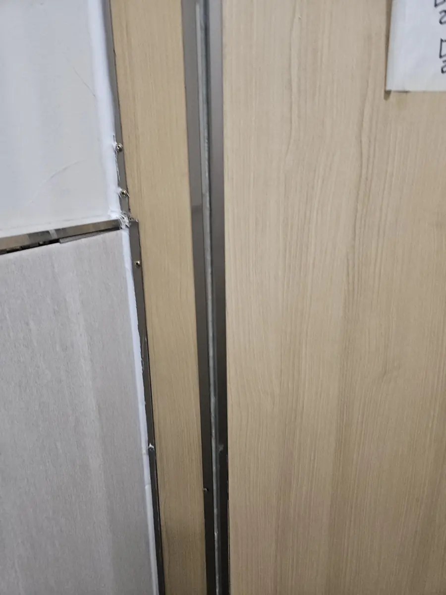 판넬 모서리가 갈라진 화장실칸막이수리 현장
