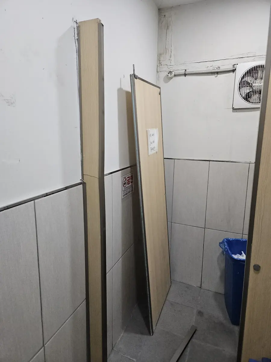 화장실칸막이수리 상가화장실 깨진판 교체