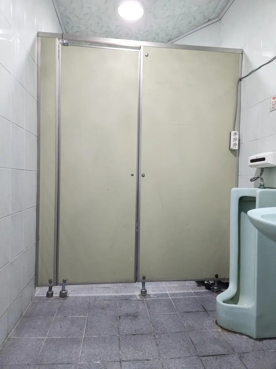 노후한 연녹색 칸막이 2칸이 설치된 화장실칸막이교체 전 현장
