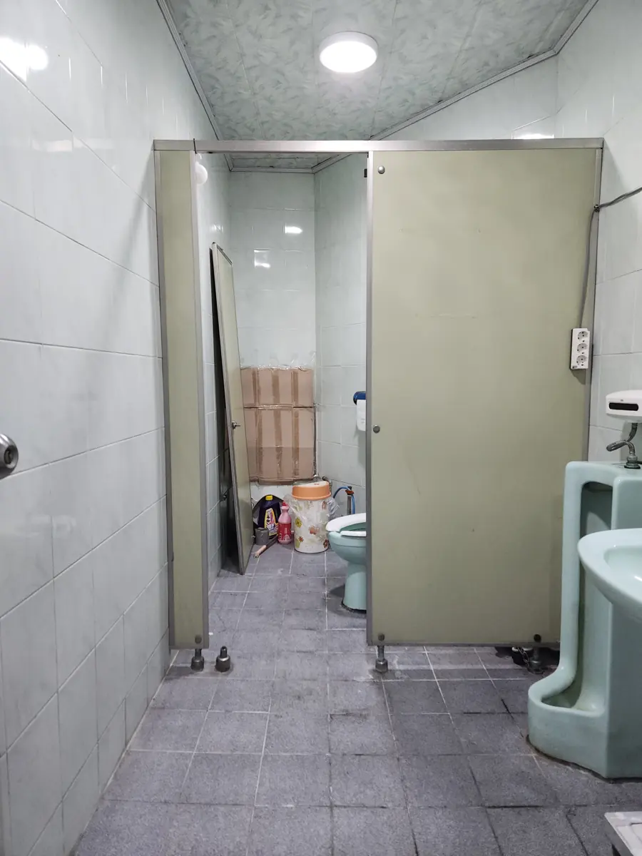 문이 분리된 연녹색 칸막이 화장실칸막이교체 대상 모습