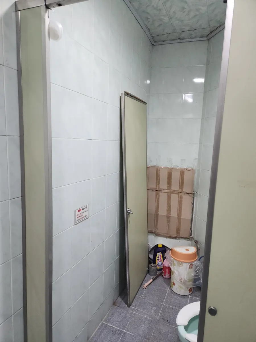 화장실칸막이수리 상가화장실 문틀보수