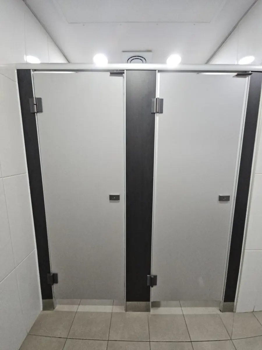 새로 설치한 회색 문짝과 검은 기둥의 화장실칸막이교체 완료 모습