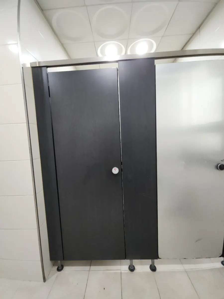 빌딩화장실칸막이교체 검은 문짝 두 칸으로 교체를 마친 빌딩 화장실 칸막이