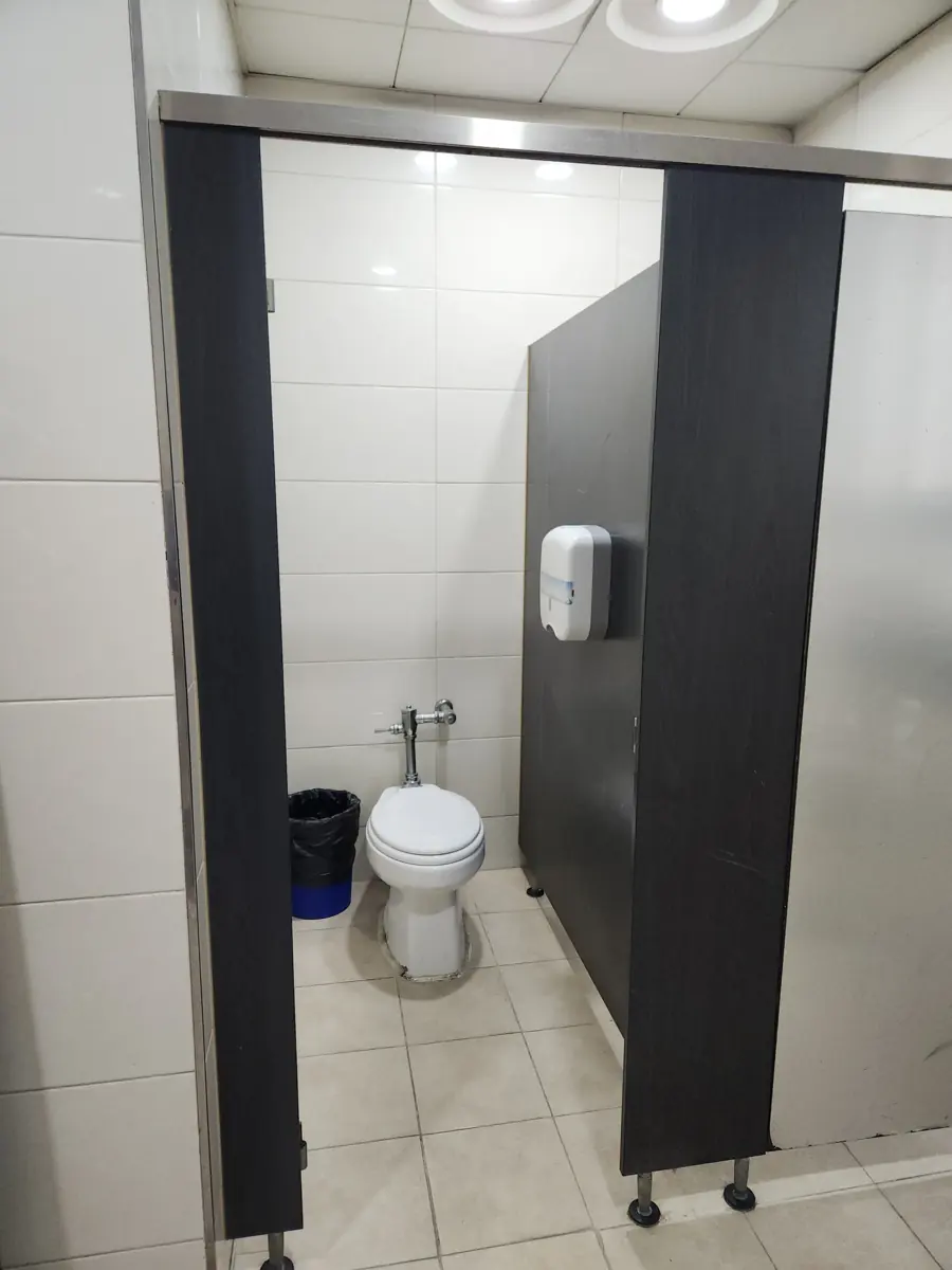 빌딩화장실칸막이교체 검은 기둥과 흰 판넬이 어우러진 빌딩 화장실 칸막이